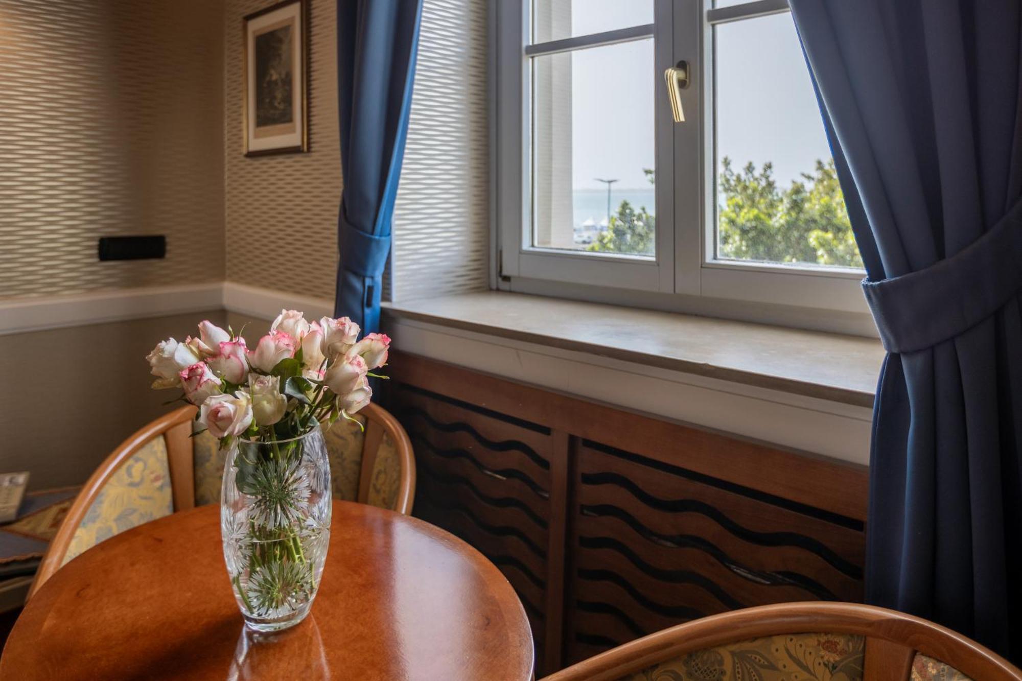 Grand Hotel Ortigia Syracuse Eksteriør bilde A window seat